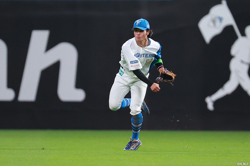 4回表、好返球をみせる細川選手02