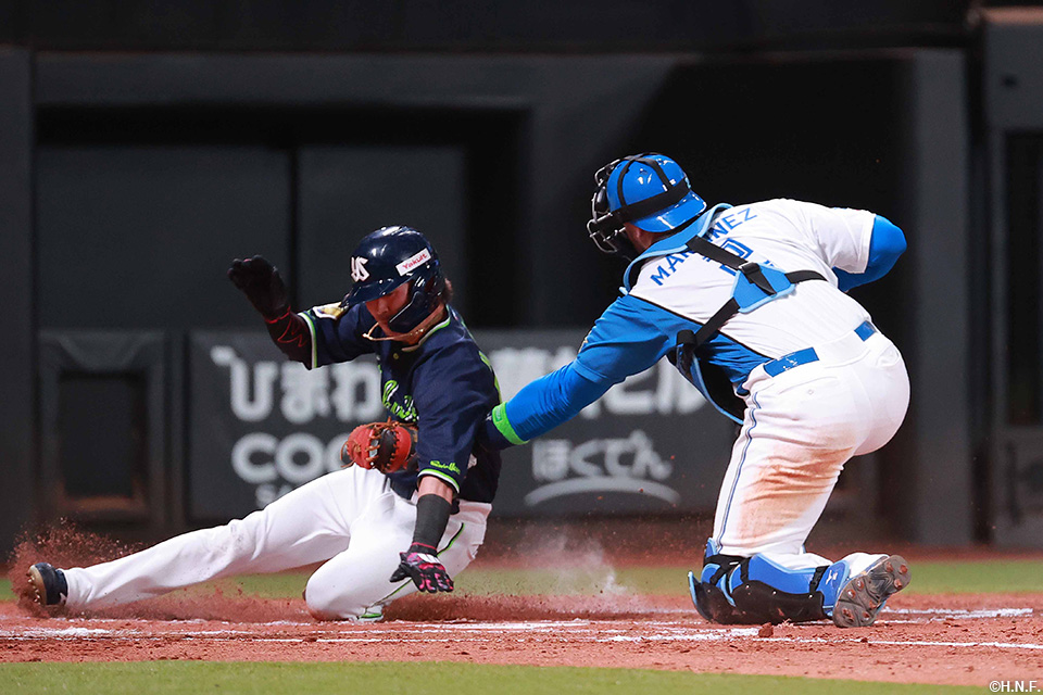 4回表、走者をアウトにするマルティネス選手