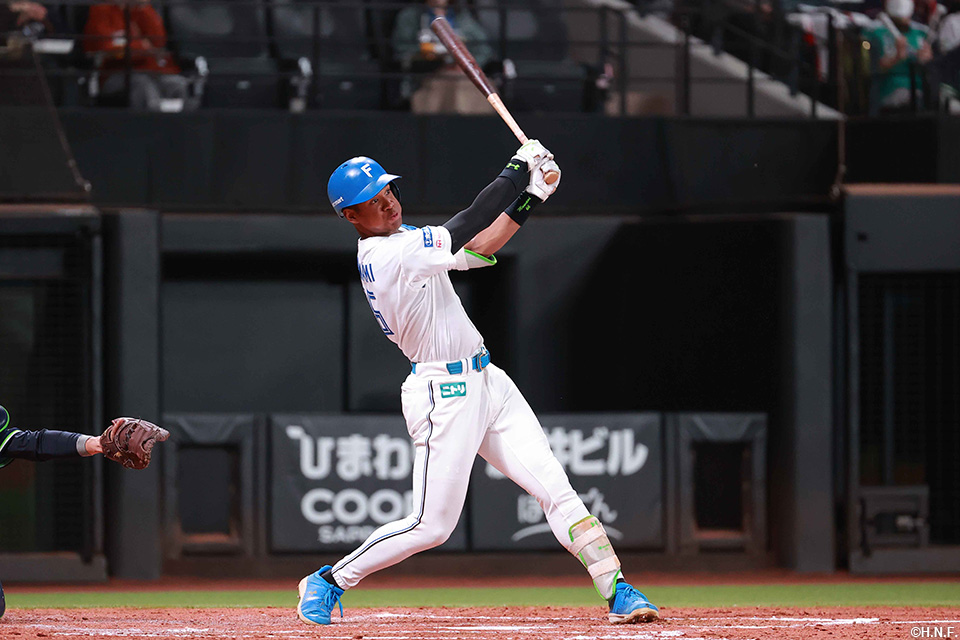 4回裏、同点本塁打を放つ万波選手01