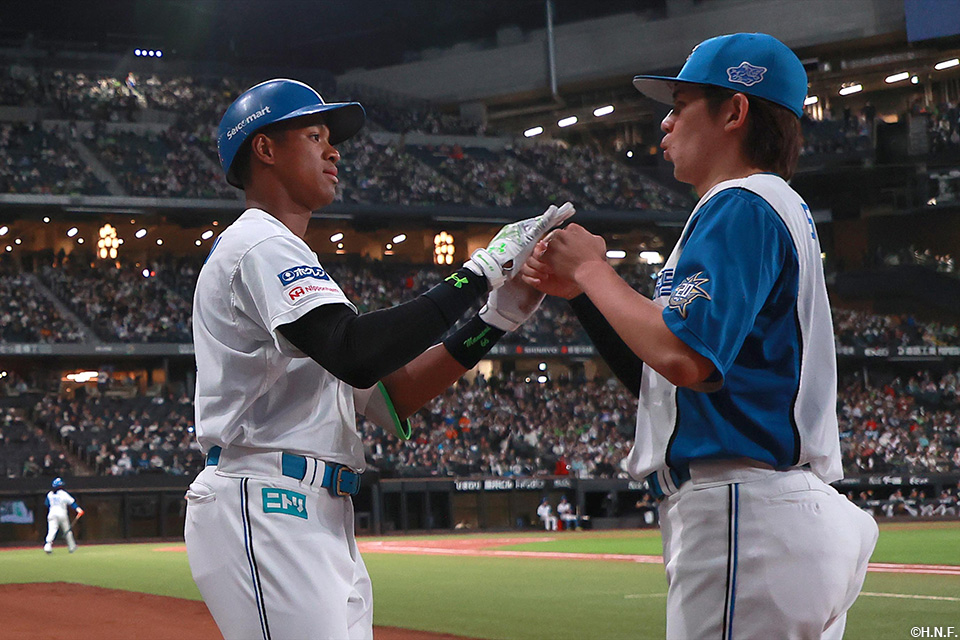 4回裏、同点本塁打を放つ万波選手03