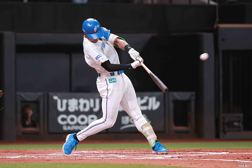 6回裏、勝ち越し本塁打を放つ万波選手01