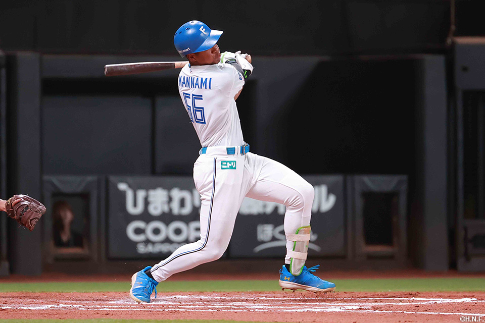 6回裏、勝ち越し本塁打を放つ万波選手02