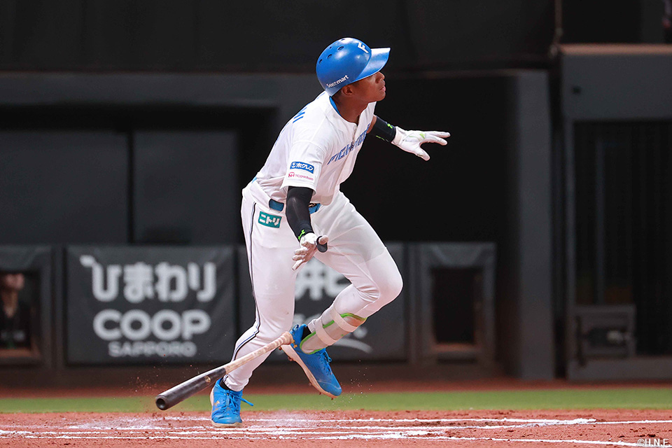 6回裏、勝ち越し本塁打を放つ万波選手03