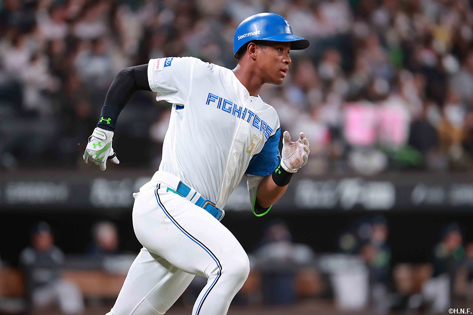 6回裏、勝ち越し本塁打を放つ万波選手04