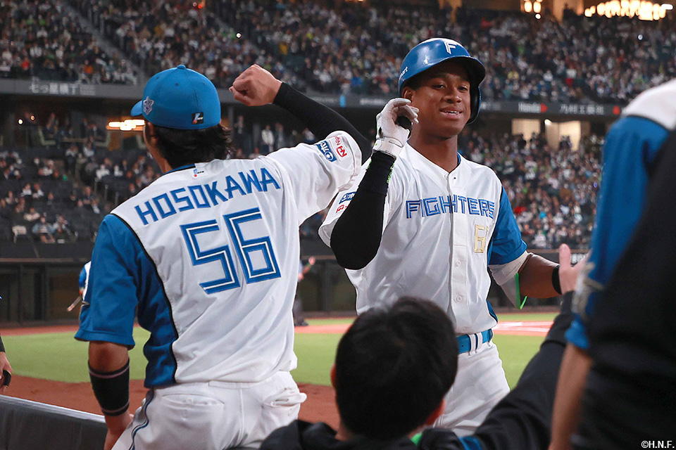 6回裏、勝ち越し本塁打を放つ万波選手05