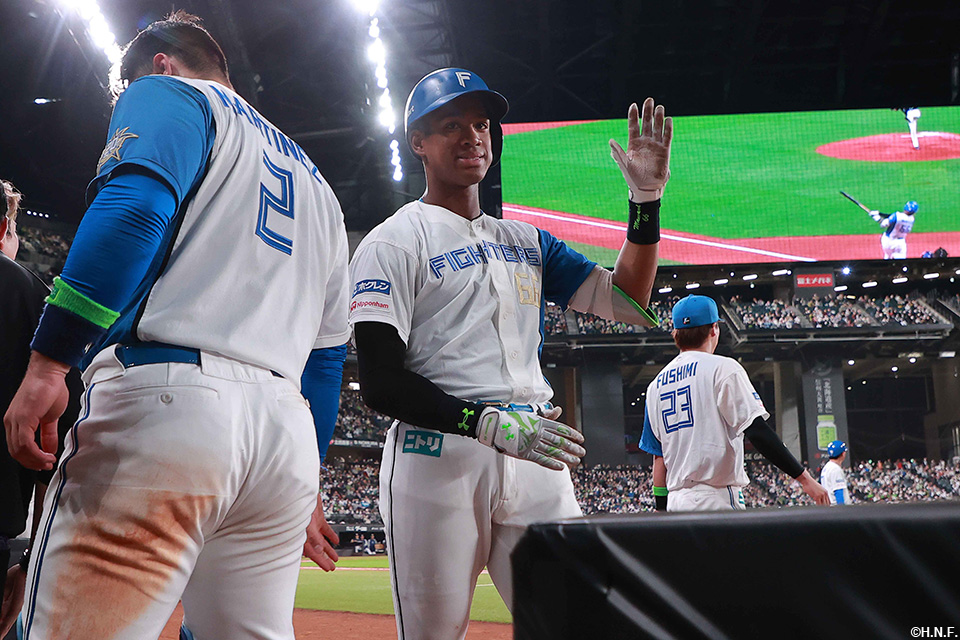 6回裏、勝ち越し本塁打を放つ万波選手06