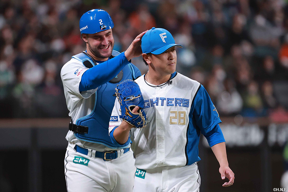 7回表を抑えた河野投手とマルティネス選手