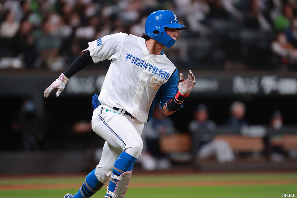8回裏、センターへヒットを放った細川選手