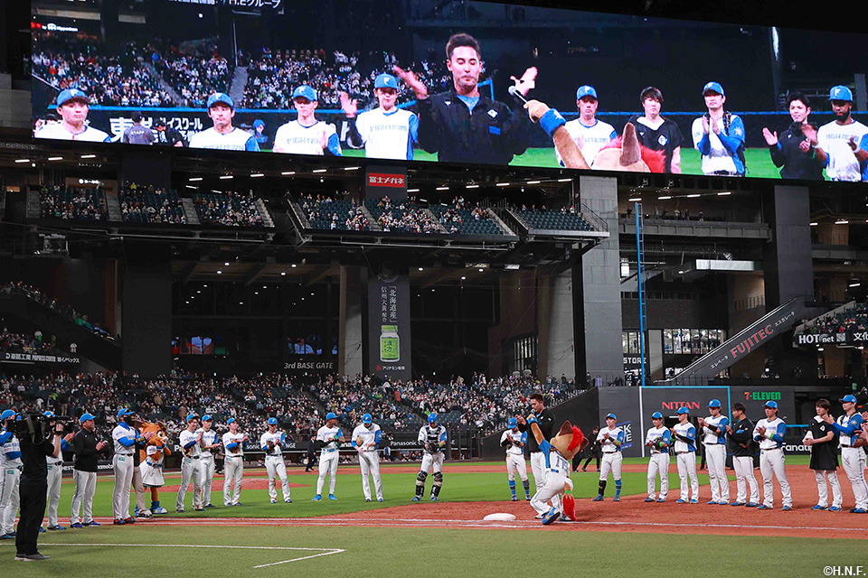 上原投手を中心に勝利の儀式02