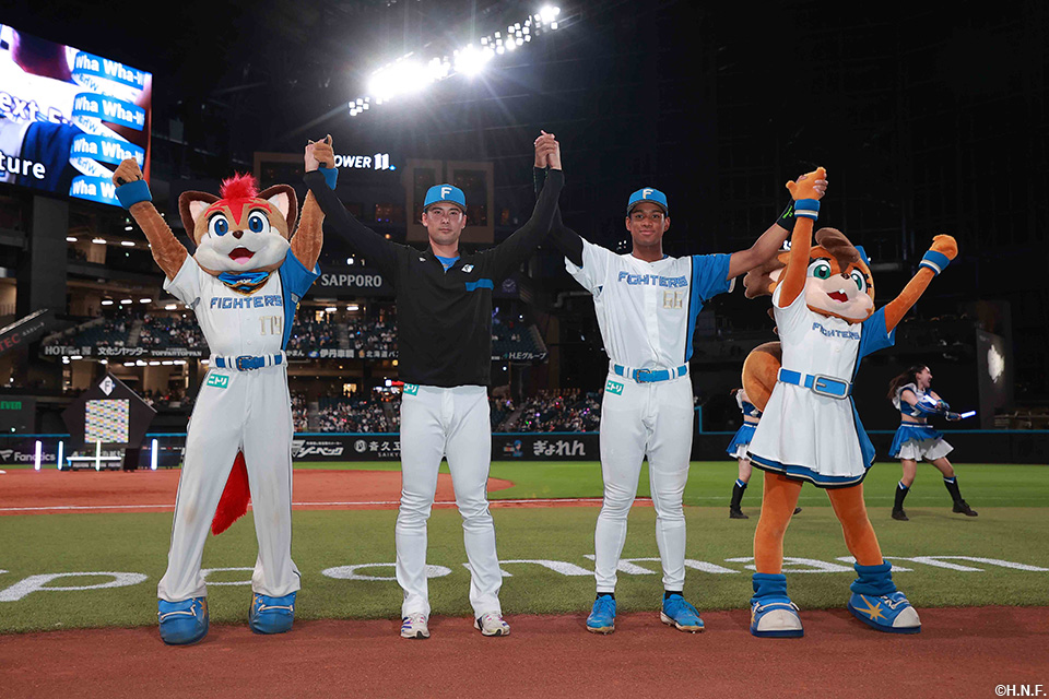 ヒーローの上原投手と万波選手01