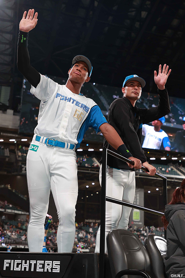 ヒーローの上原投手と万波選手02