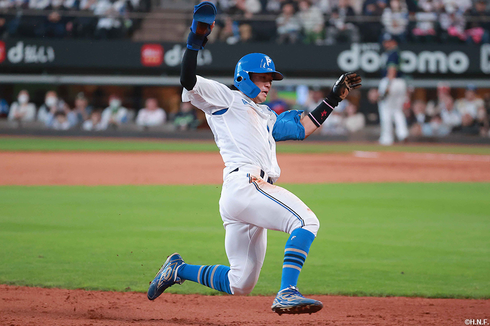 1回裏、三塁に進塁した細川選手