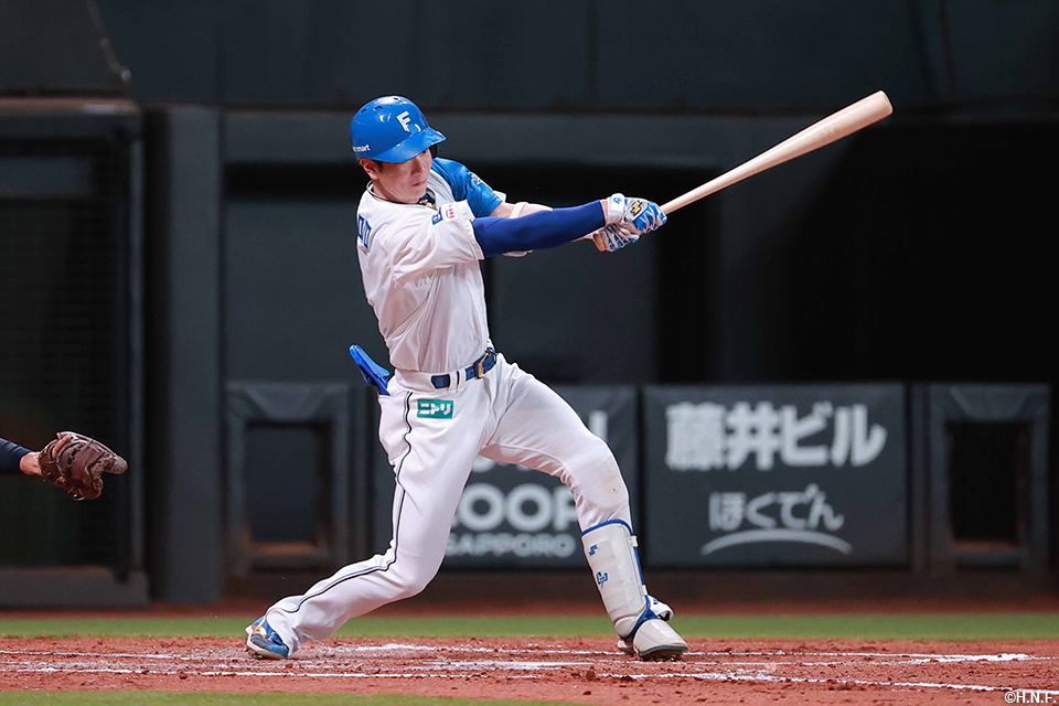 2回裏、先制のタイムリーツーベースを放つ松本剛選手01