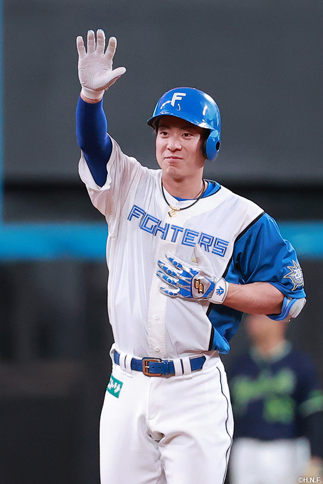 2回裏、先制のタイムリーツーベースを放つ松本剛選手02