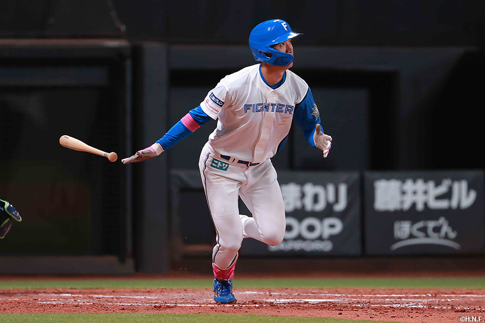 3回裏、NPB初ホームランを放つ加藤豪選手