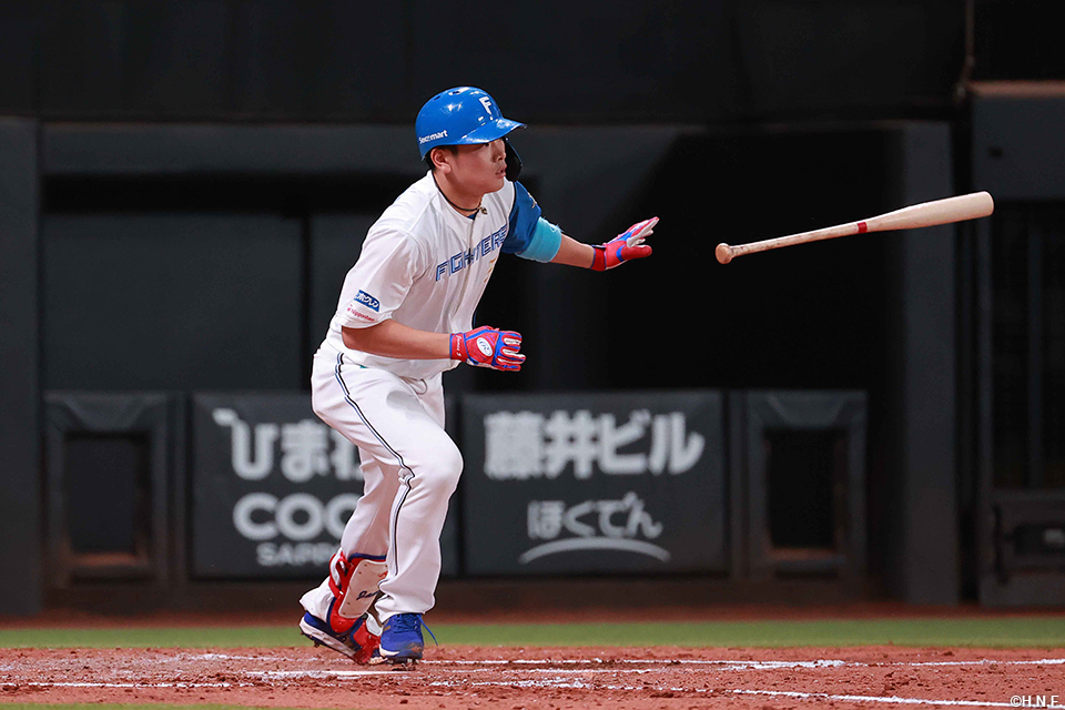 3回裏、センターへヒットを放つ野村選手