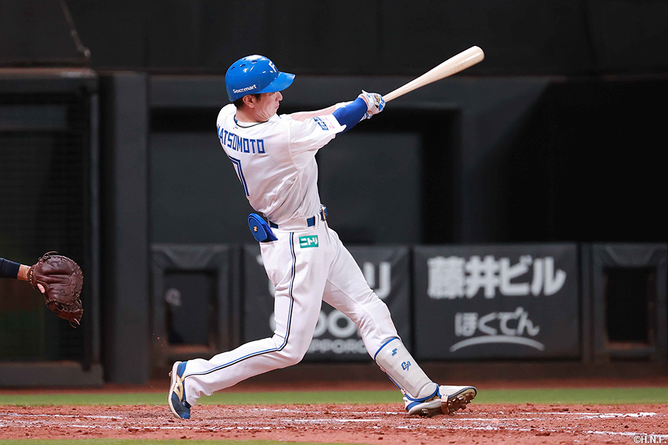 4回裏、レフトへツーベースヒットを放つ松本剛選手