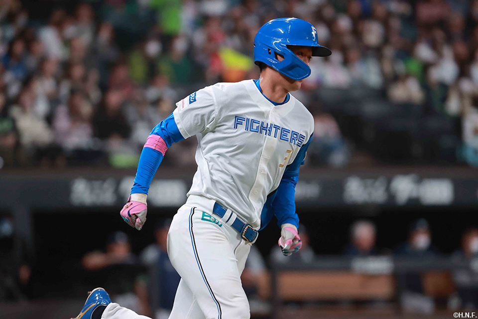 5回裏、二打席連続ホームランを放つ加藤豪選手02