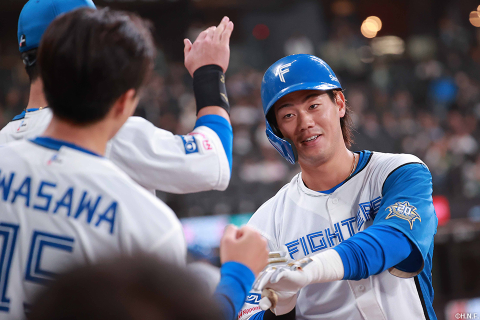 6回裏、ライトへホームランを放つ福田光選手03