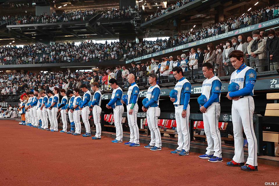植村義信氏を偲び黙祷する選手たち