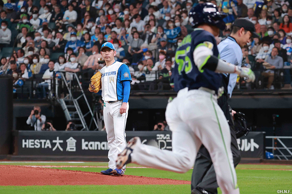 3回表、一発をあびた加藤貴投手