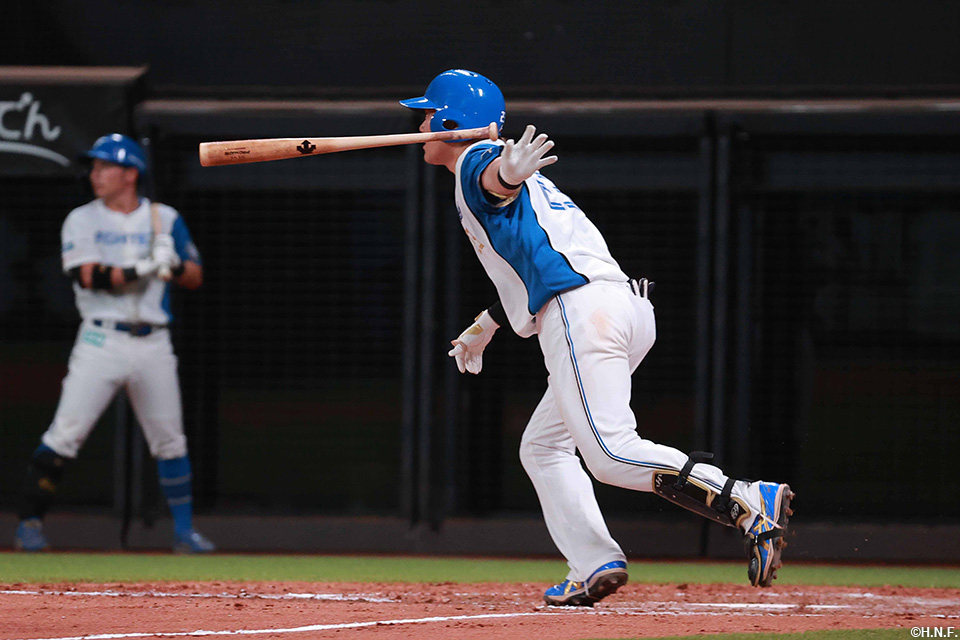 5回裏、ライトへヒットを放つ伏見選手