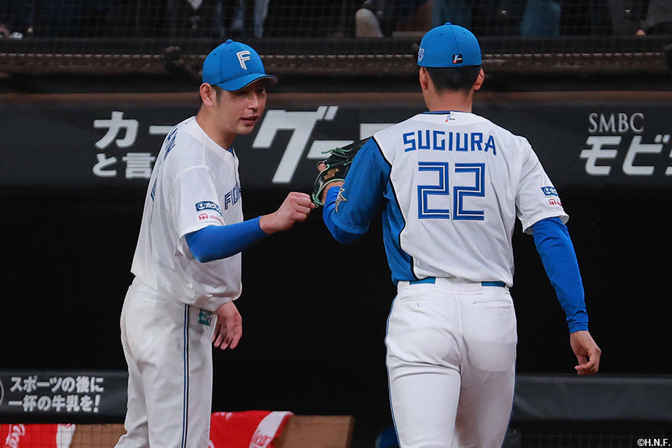 7回表を抑えた杉浦投手を出迎える加藤貴投手