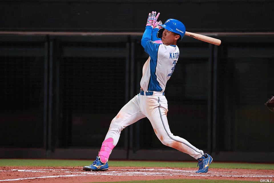 7回裏、二塁打を放つ加藤豪選手