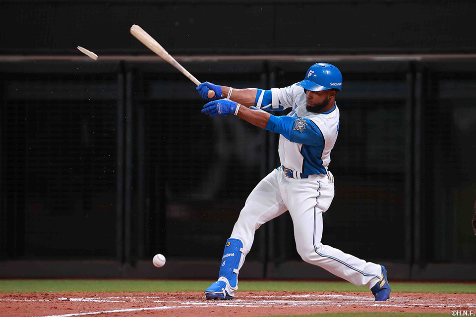 7回裏、内野安打を放つアルカンタラ選手