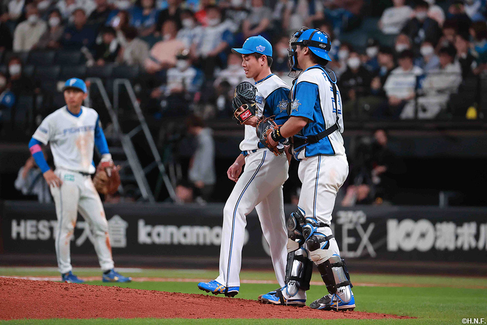 8回表、マウンドに向かった伏見選手と宮内投手