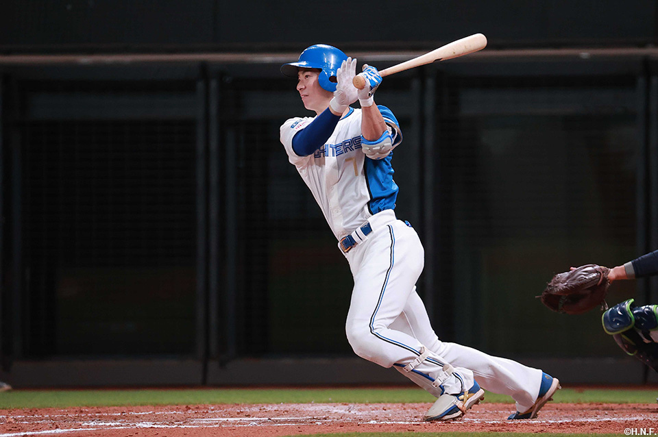 8回裏、レフトへヒットを放つ松本剛選手