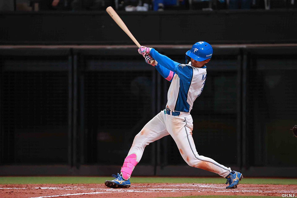 9回裏、センターへヒットを放つ加藤豪選手
