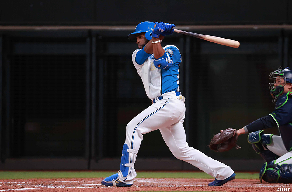 9回裏、レフトへヒットを放つアルカンタラ選手