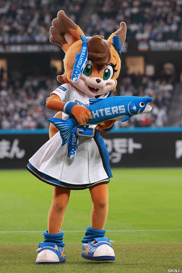 しゃけまるを抱えるポリー