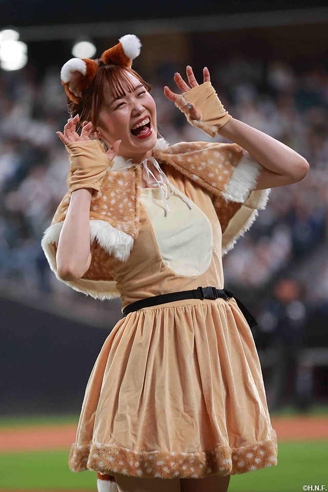 きつねダンス1周年の衣装を着用するファイターズガール