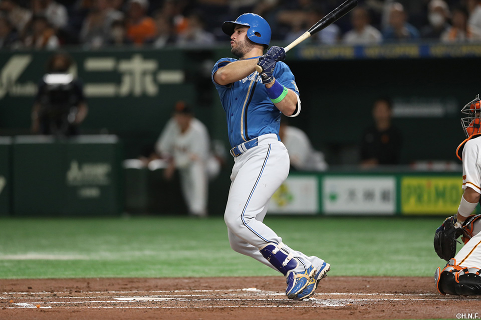 2回表、レフトへヒットを放つマルティネス選手