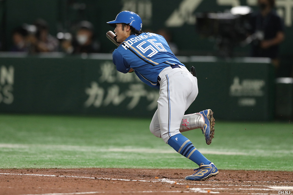 3回表、ライトへヒットを放つ細川選手