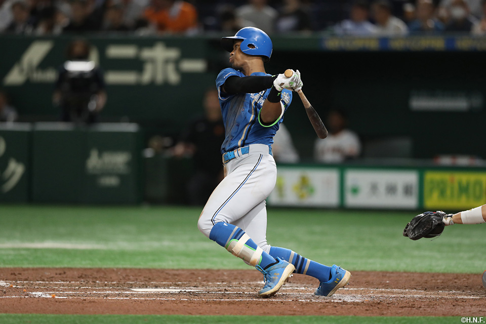 4回表、二塁打を放つ万波選手