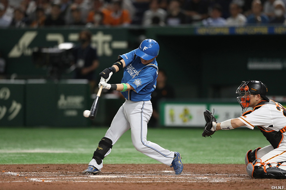 4回表、勝ち越し適時打を放つ上川畑選手