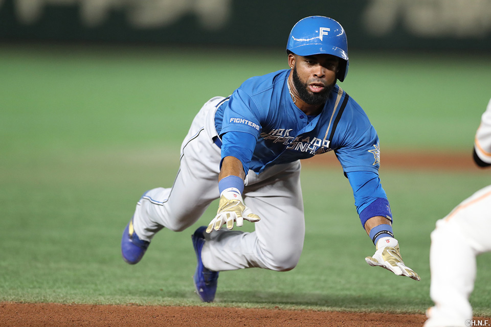 4回表、三盗に成功するアルカンタラ選手