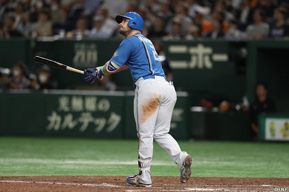 5回表、2ランを放つマルティネス選手01