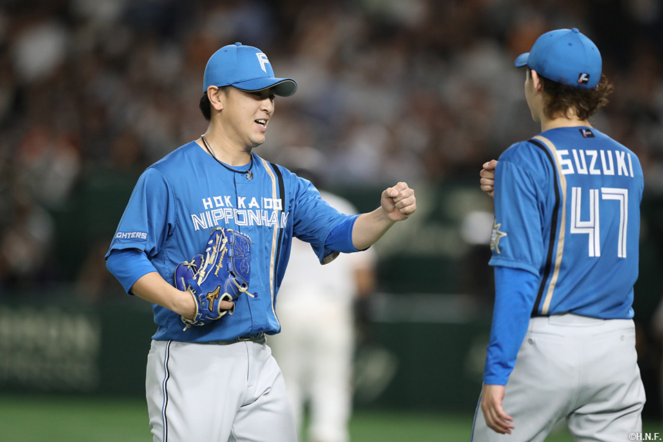 6回裏を抑えた河野投手と鈴木投手