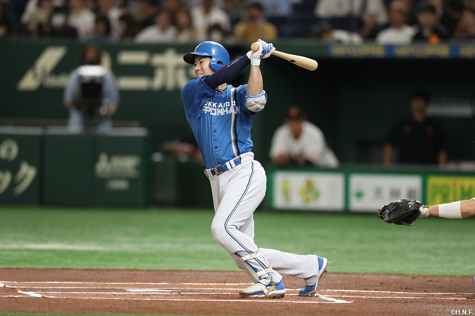 1回表、二塁打を放つ松本剛選手