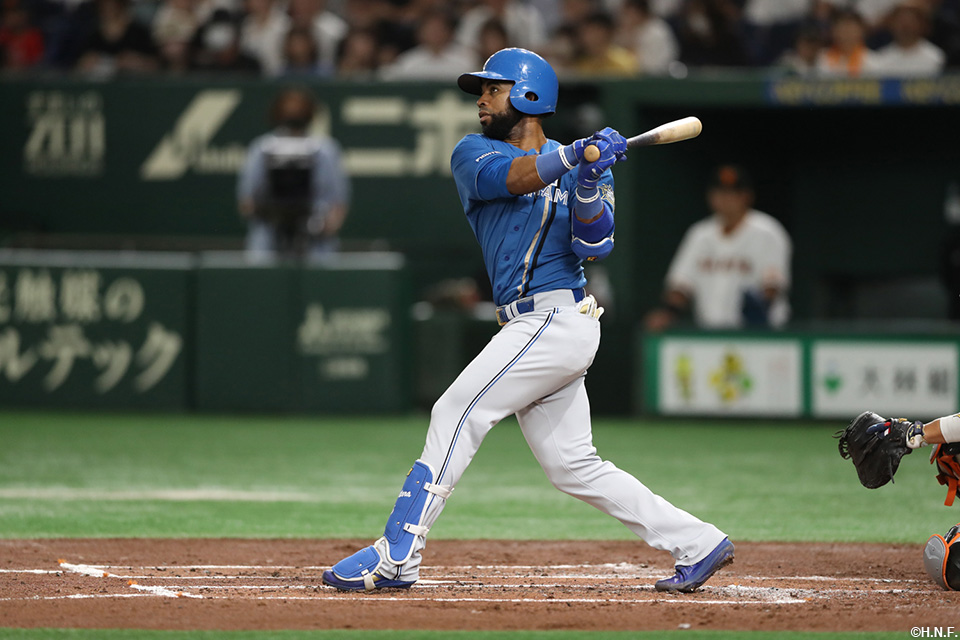 2回表、二塁打を放つアルカンタラ選手