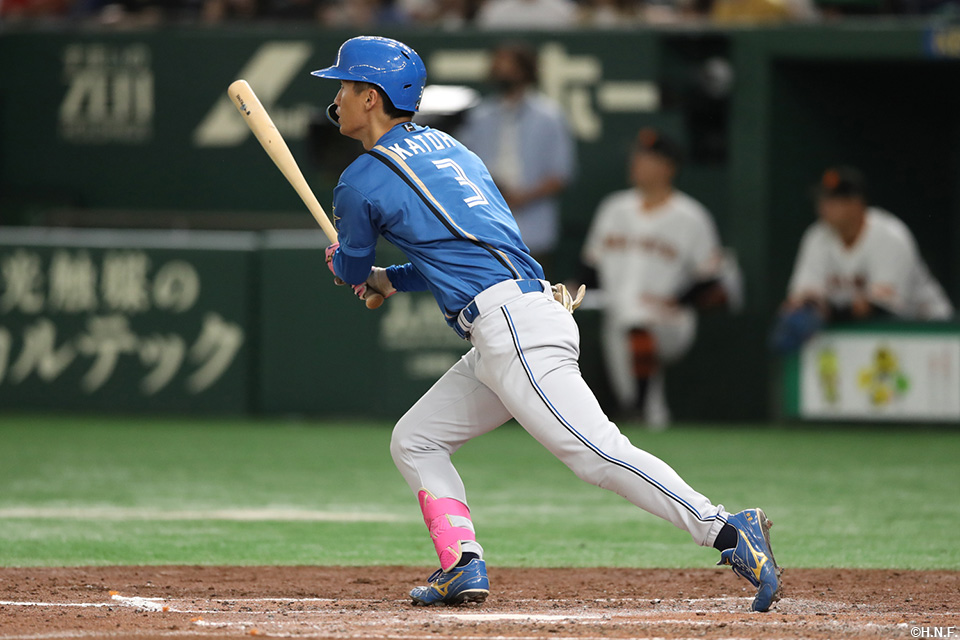 4回表、2試合連続本塁打を放つ加藤豪選手