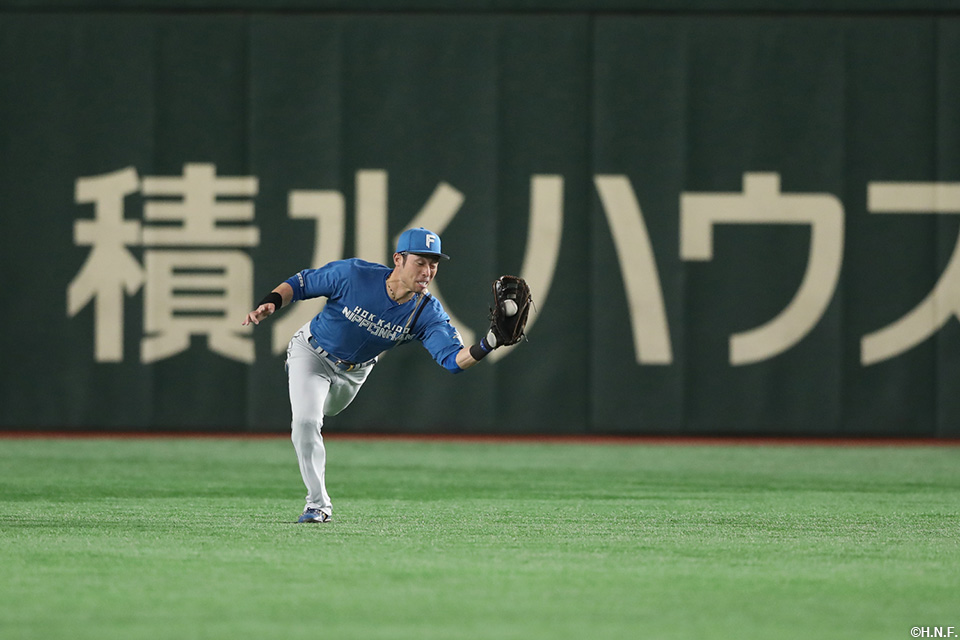 7回裏、好守をみせる江越選手