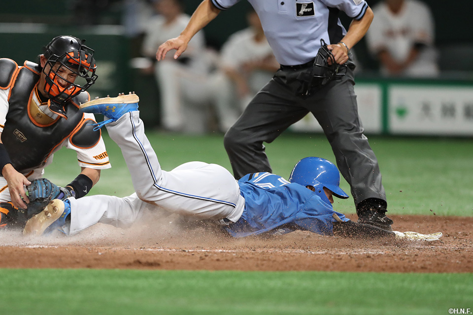 9回表、清水選手のスクイズで生還する矢澤選手