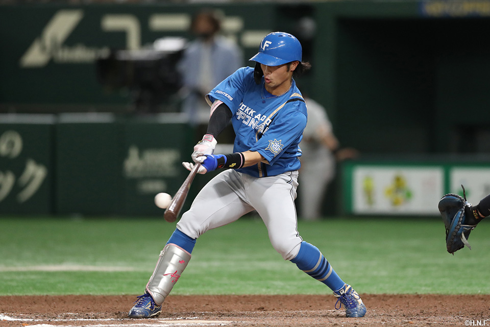 10回表、ライトへヒットを放つ細川選手