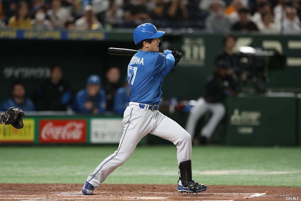 2回表、レフトへ同点適時打を放つ北山投手01