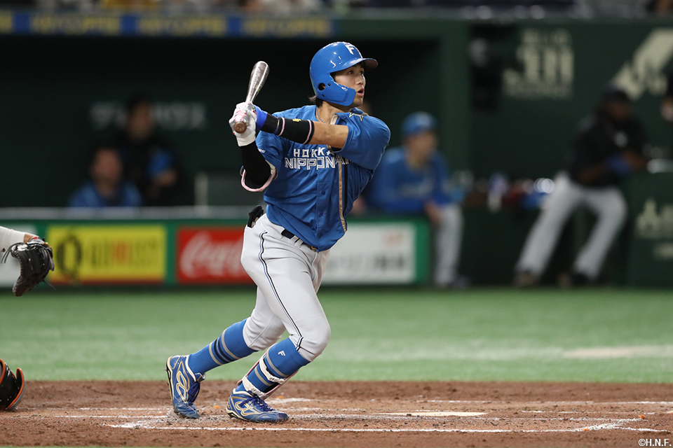 2回表、ライトへ勝ち越しの適時二塁打を放った細川選手01